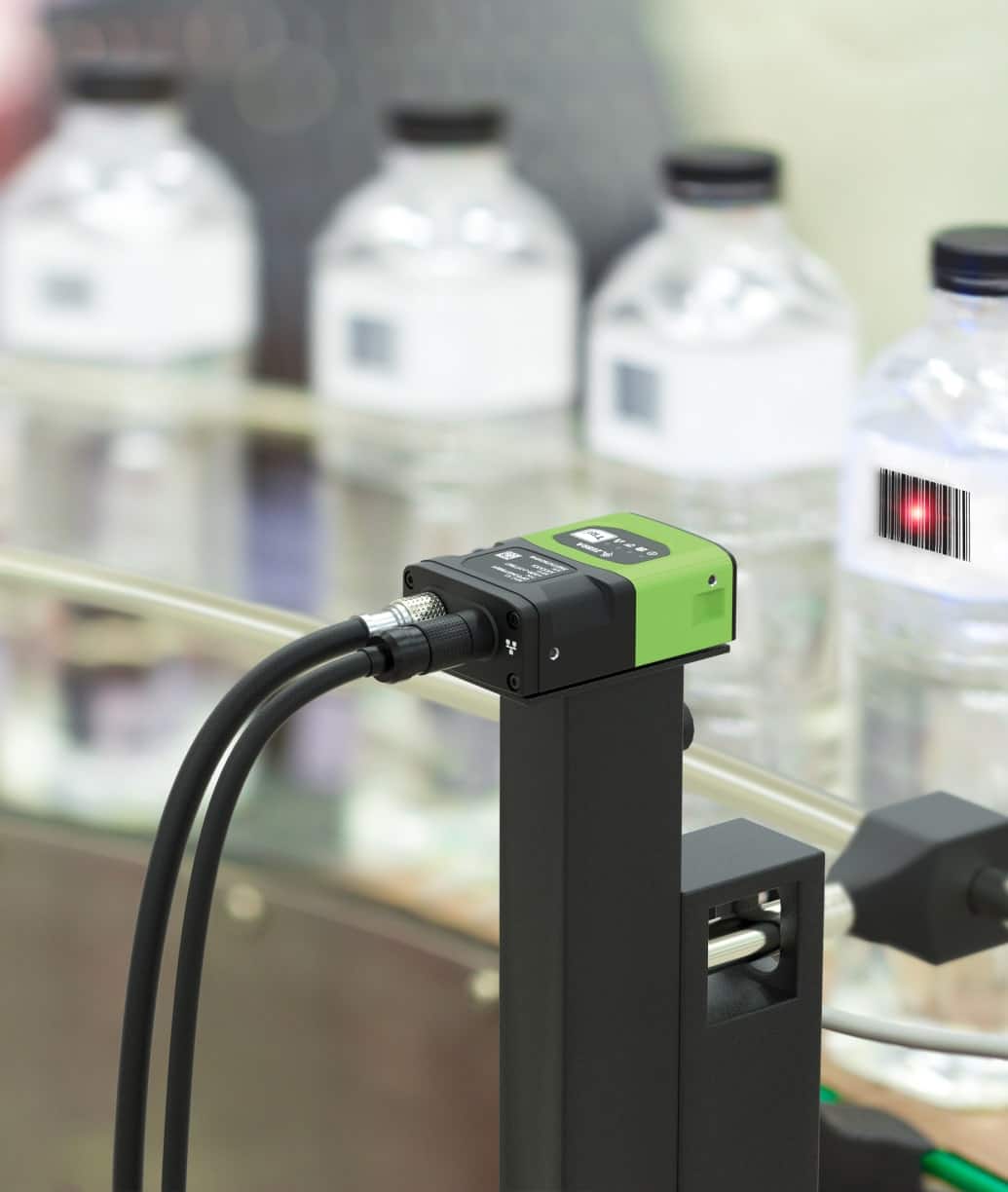 Lecteur de code-barres contrôlant la qualité des bouteilles d'eau, pilotage et remontée des kpi.