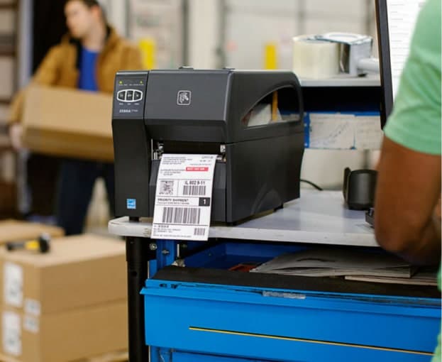 Imprimante d'étiquettes Zebra avec une étiquette imprimée. Solutions de traçabilité.