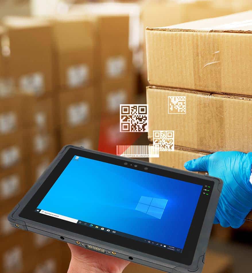Tablette Unitech TB170 scannant des codes QR dans un entrepôt. Gestion logistique et inventaire.