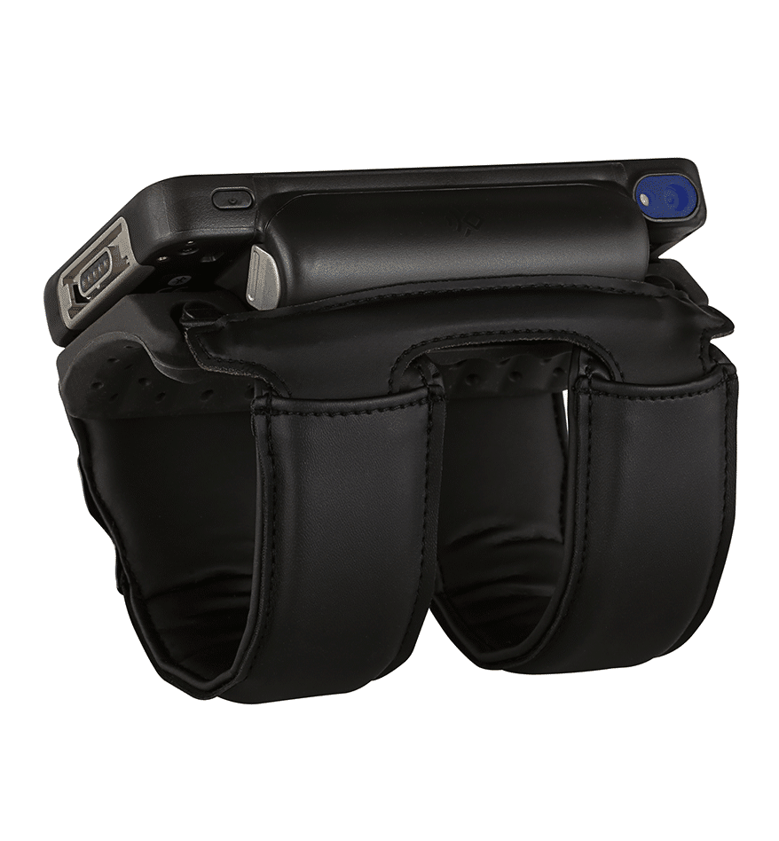 Terminal mains-libres Honeywell CW45 fixé sur un support de main. Solution mobile pour la gestion d'inventaire.