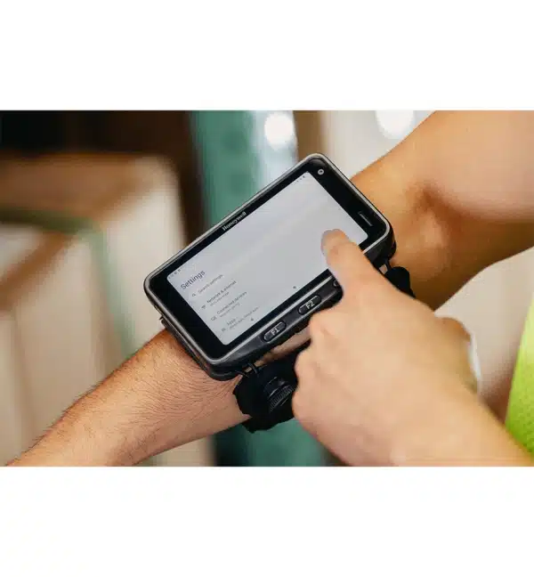 Terminal mains-libres Honeywell CW45 porté au bras, affichant les paramètres.