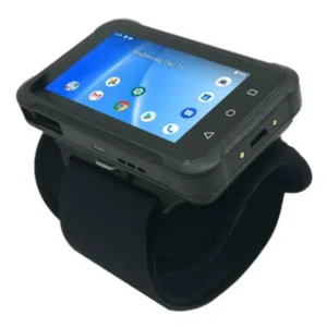 Terminal mains-libres Unitech WD200 porté au poignet avec écran affichant des icônes d'applications.