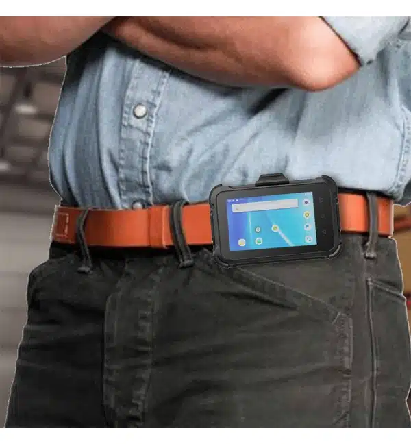 Terminal mains-libres Unitech WD200 porté à la ceinture par un ouvrier.