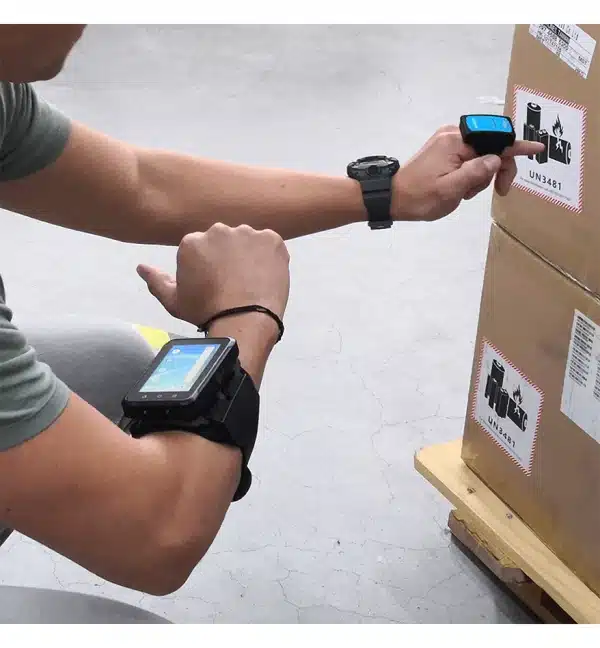 Employé utilisant un terminal mains-libres Unitech WD200 pour scanner un colis.