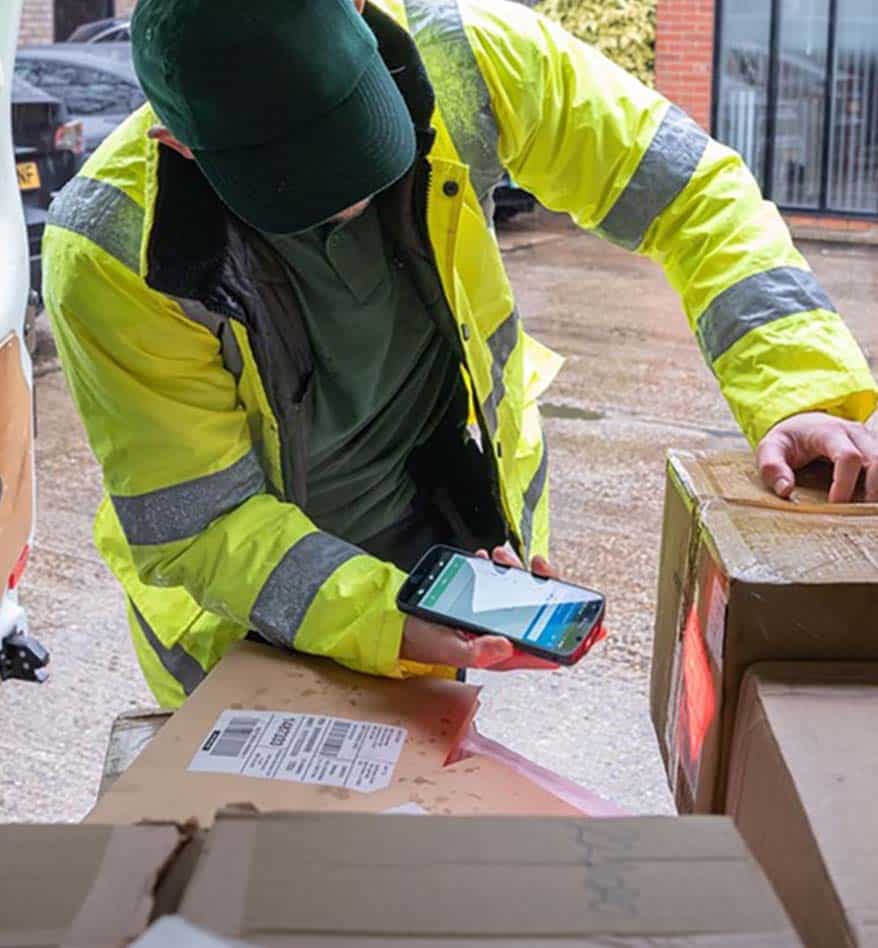 Livreur scannant un colis avec un terminal mobile Zebra TC22/TC27.