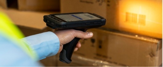 Scanner de codes-barres utilisé pour les solutions de traçabilité sur des cartons.