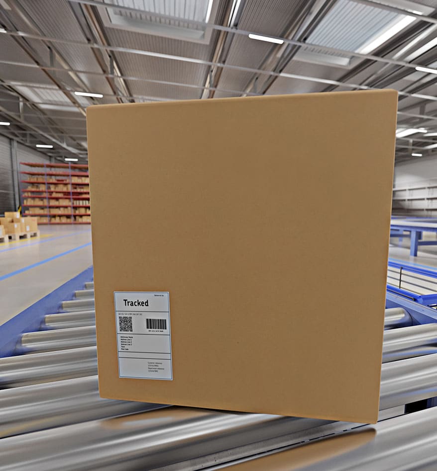 Boîte étiquetée sur convoyeur dans un entrepôt. Étiquettes en paravent.