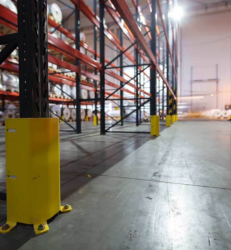 Rayonnage d'entrepôt avec des rouleaux d'étiquettes durables.