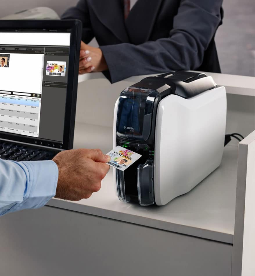 Impression de cartes PVC visiteur avec une imprimante Zebra. Carte avec le mot "VISITOR".