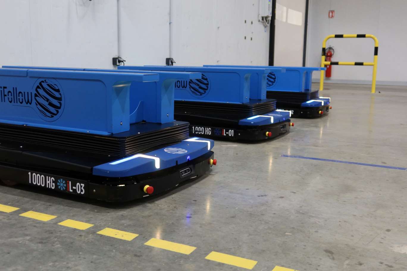 Robots iFollow bleus pour l'automatisation de l'identification des palettes chez Vandemoortele.