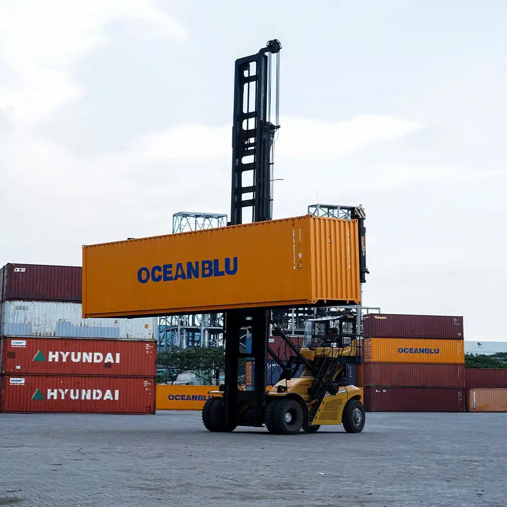Chariot élévateur manipulant un conteneur Oceanblu. Formations certifiées.