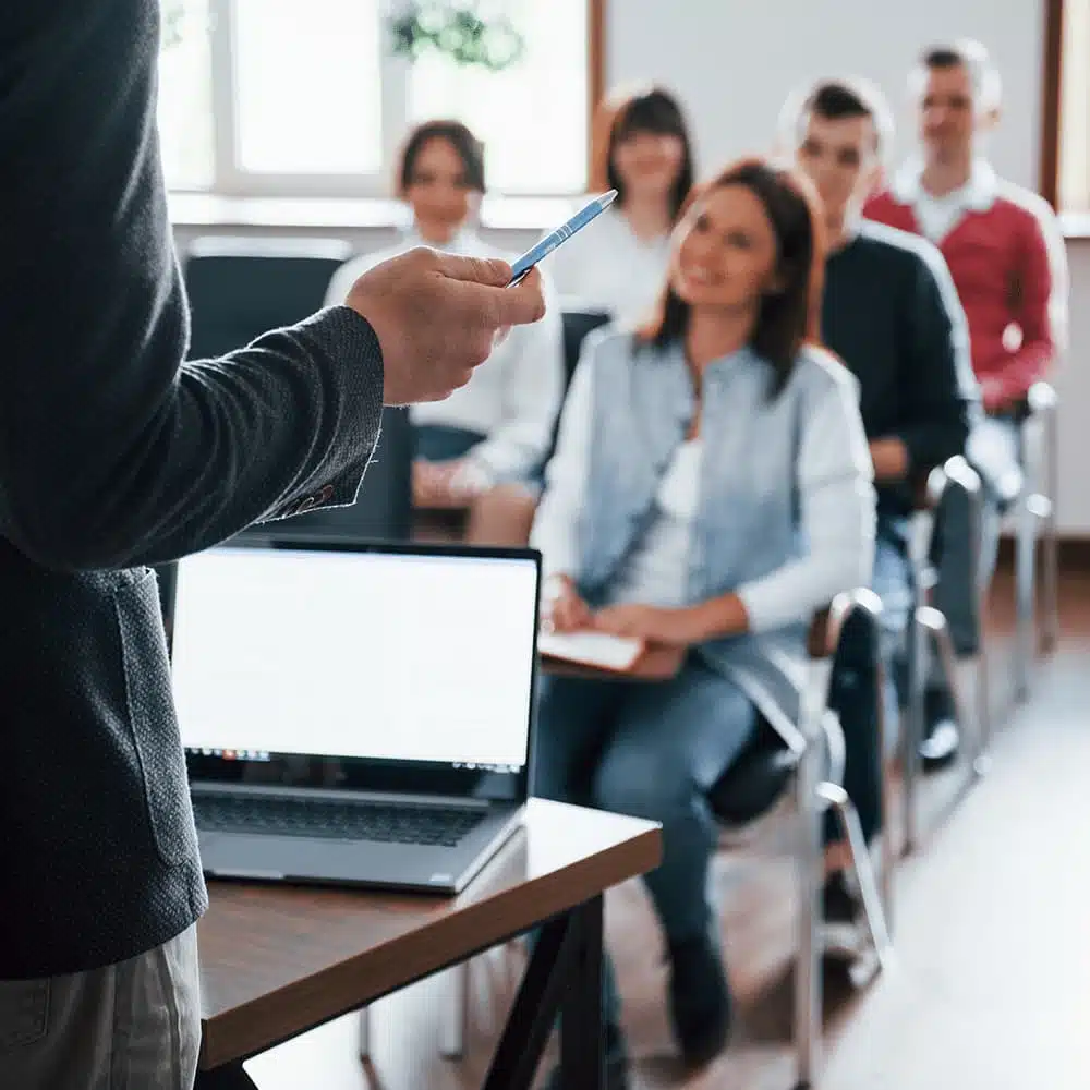 Formations certifiées : Conférencier présentant devant un groupe attentif.