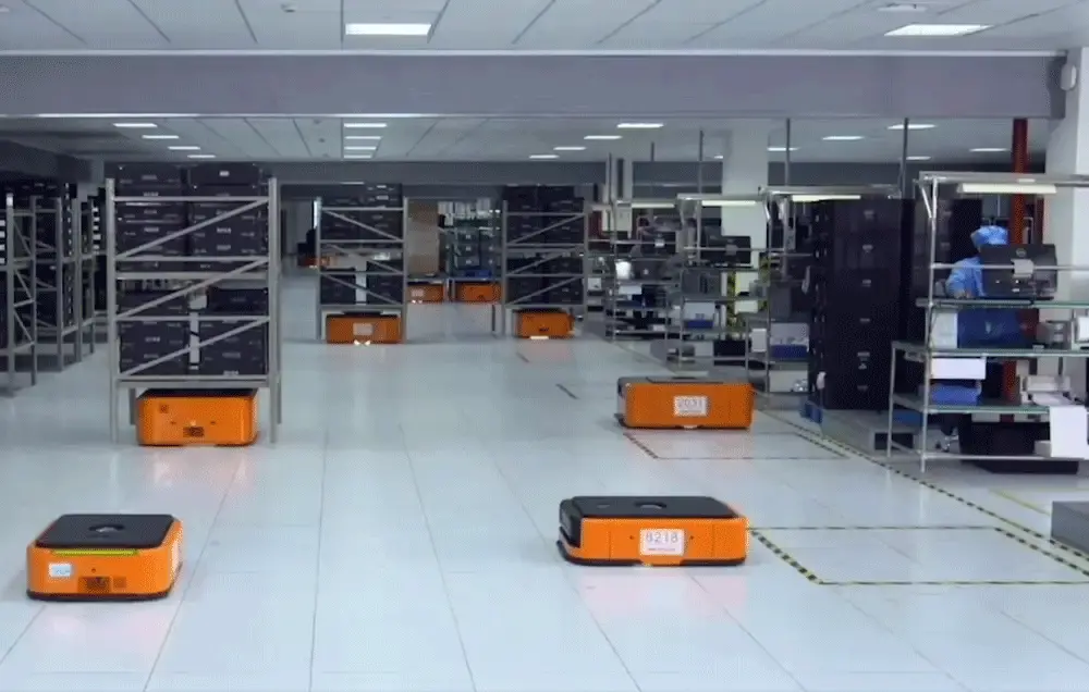 Robots "pallet to person" transportant des marchandises dans un entrepôt.