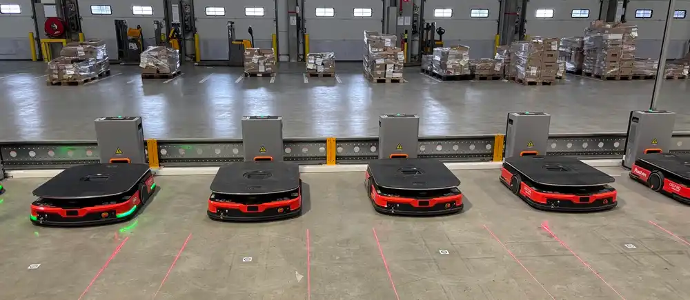 Robots automatisés "pallet to person" dans un entrepôt. Solution "Goods to person – Bacs / Pièces".