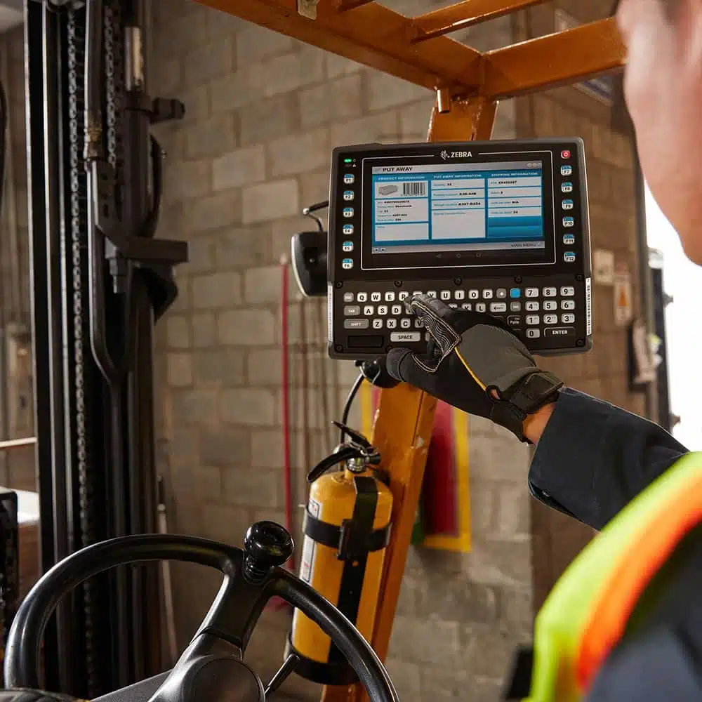 Terminal mobile Zebra sur chariot élévateur pour la location de matériel durci.