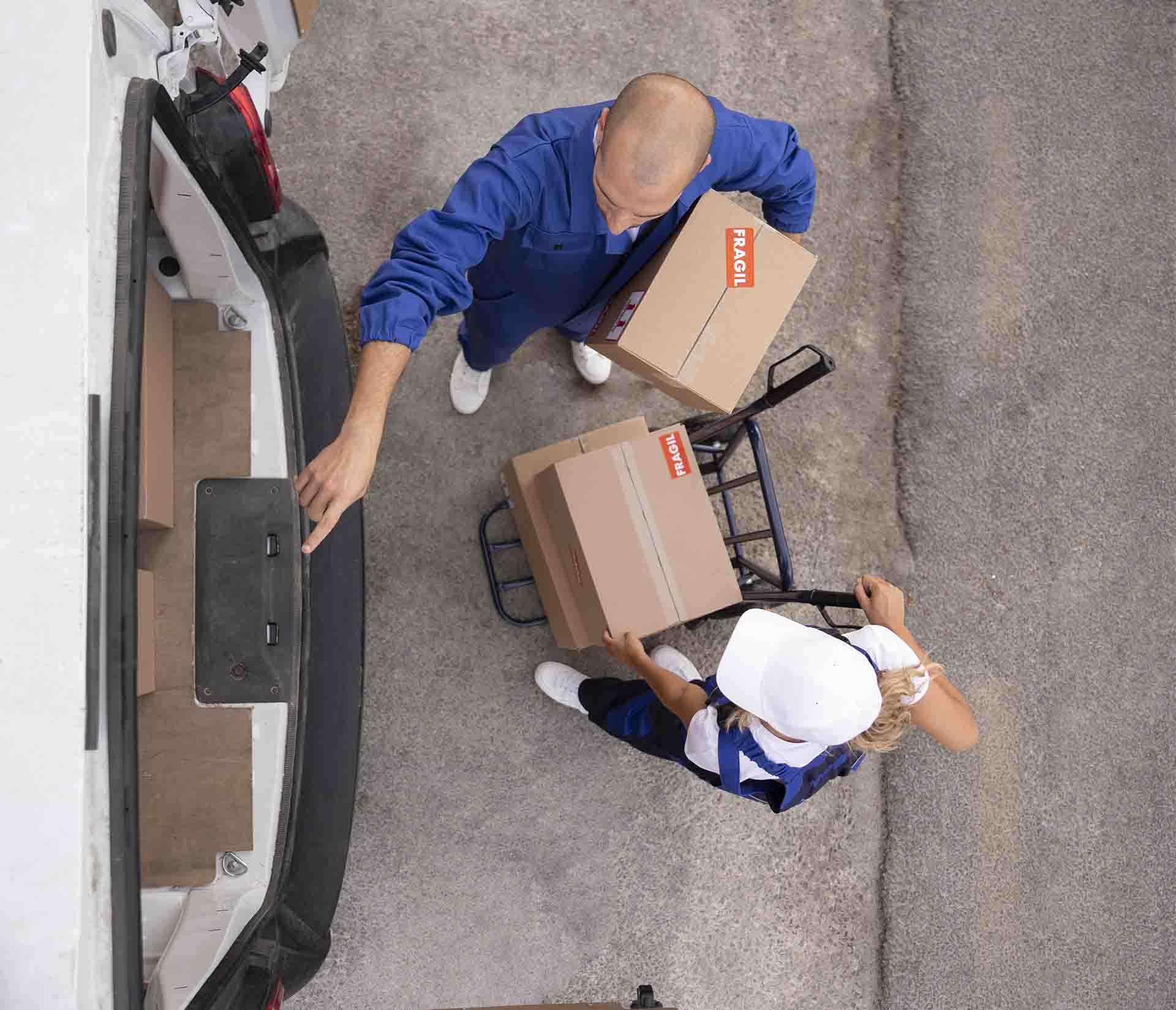 Livraison de colis fragiles par deux employés. Glossaire K-Z.