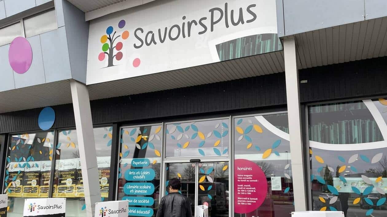 Devanture du magasin Savoirs Plus, papeterie et librairie scolaire. Cas client : Symta.