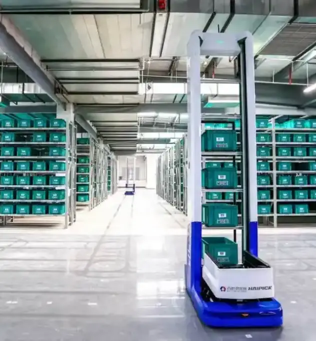 Robot "goods to person" Haipick dans un entrepôt avec des étagères remplies.