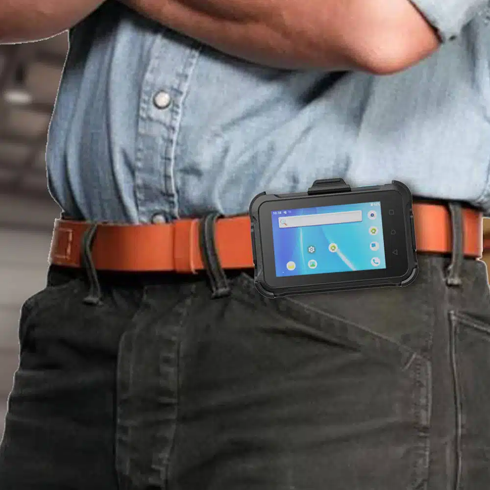 Homme portant un terminal mobile durci à la ceinture. Location matériel.