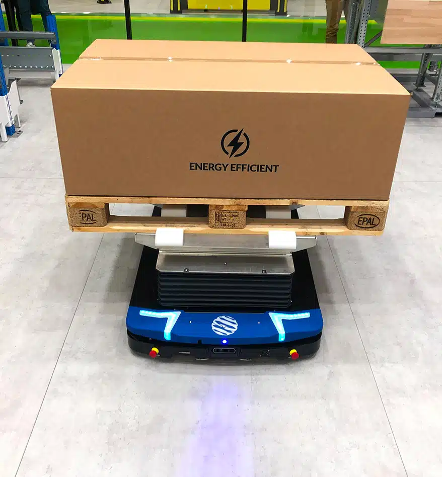 Robot collaboratif IFollow IL1000 transportant un carton "Energy Efficient" sur une palette.