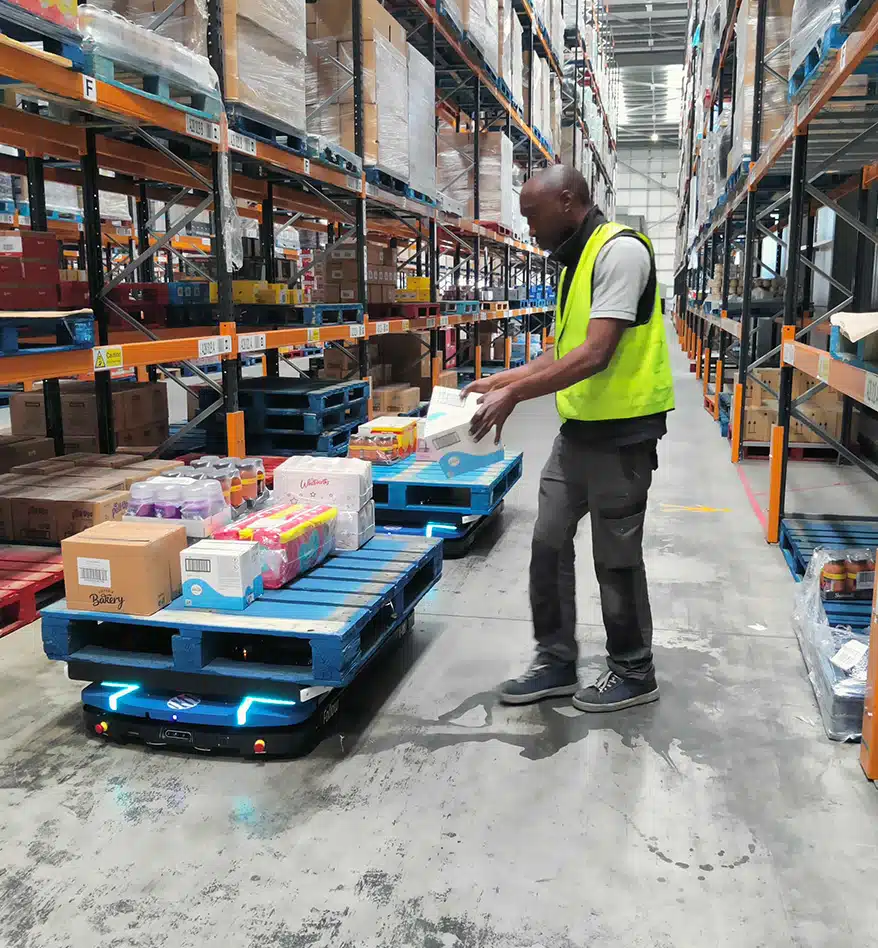 Employé chargeant un robot collaboratif IFollow IL1000 dans un entrepôt.