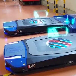 Robots collaboratifs IFollow IL1000 en usine, avec indicateur de batterie. Robots L-07 et L-10.