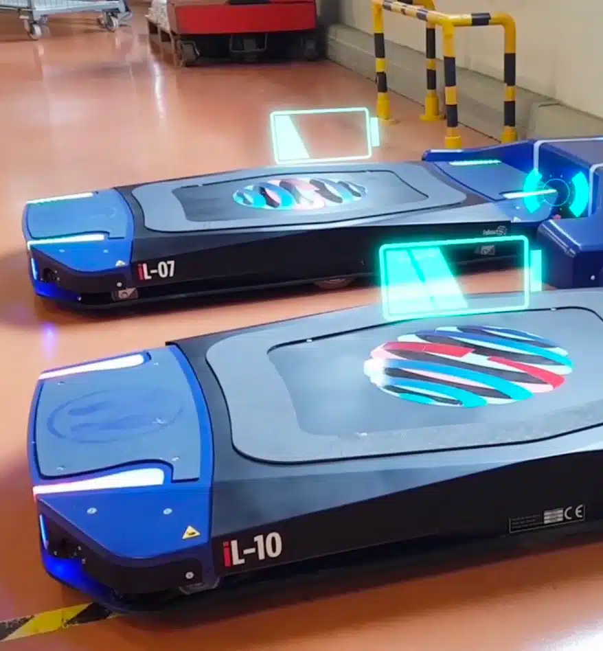 Robots collaboratifs IFollow IL-07 et IL-10 dans un entrepôt.