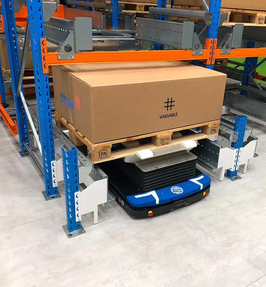 Robot collaboratif IFollow IL1000 transportant une palette dans un entrepôt. #Variable.