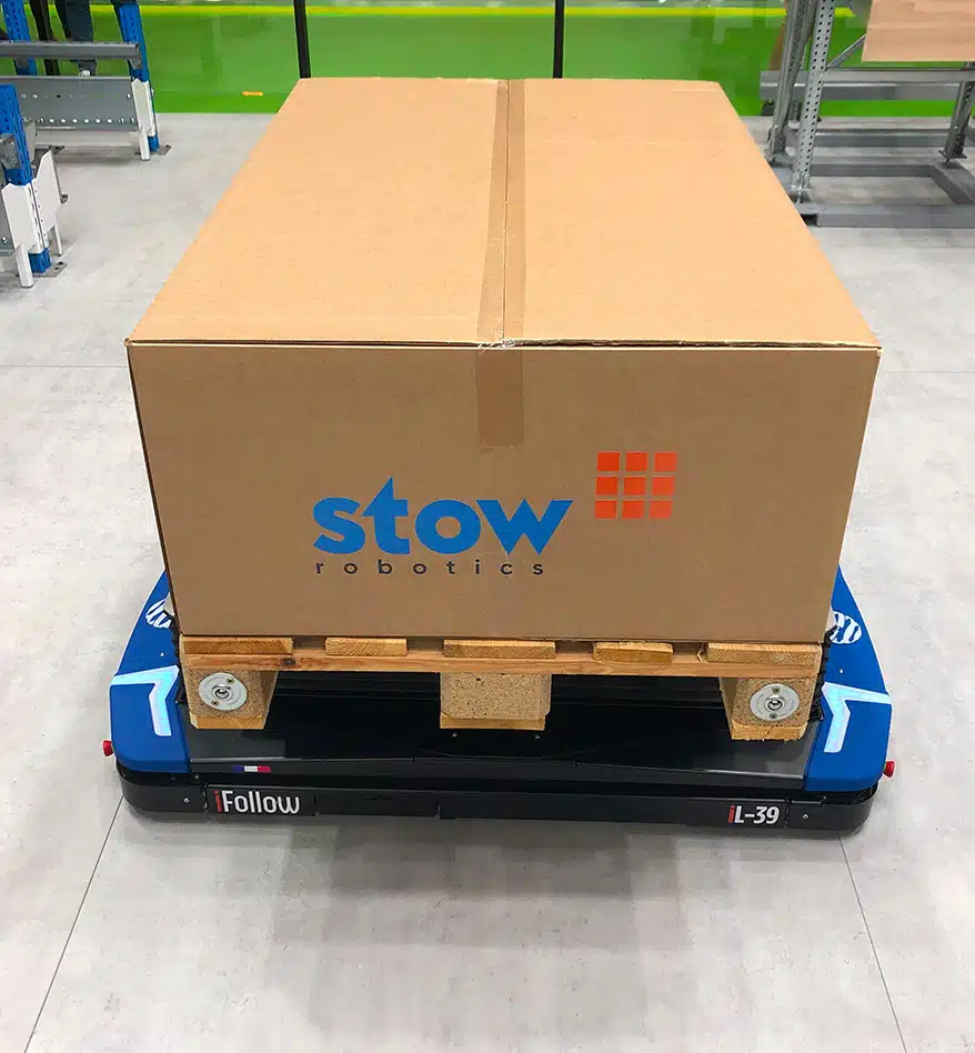 Robot collaboratif IFollow IL1000 transportant un colis Stow Robotics sur une palette.