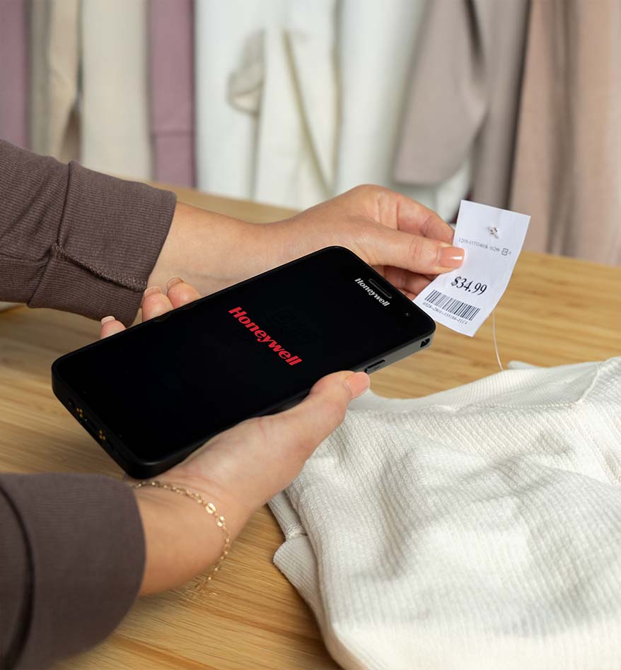 photo honeywell ct37 use case une personne scan une etiquette