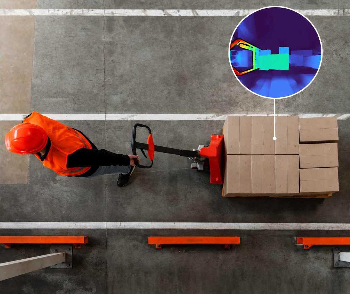 operateur qui tire une palette avec un zoom sur ce que la camera voit operateur orange