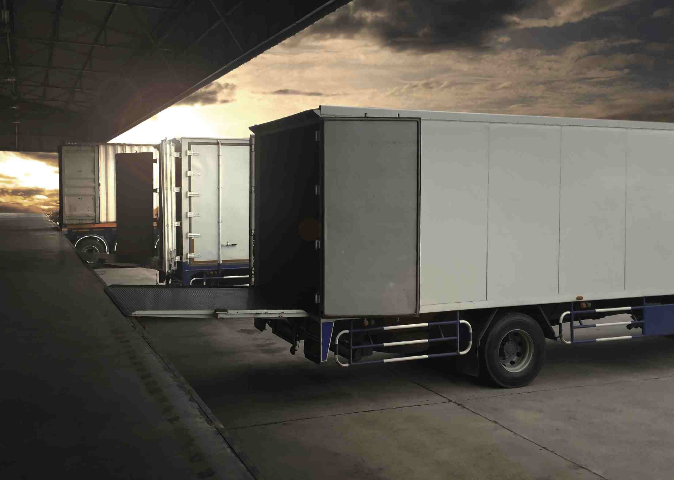 image de camion qui sont sur un quai de chargement