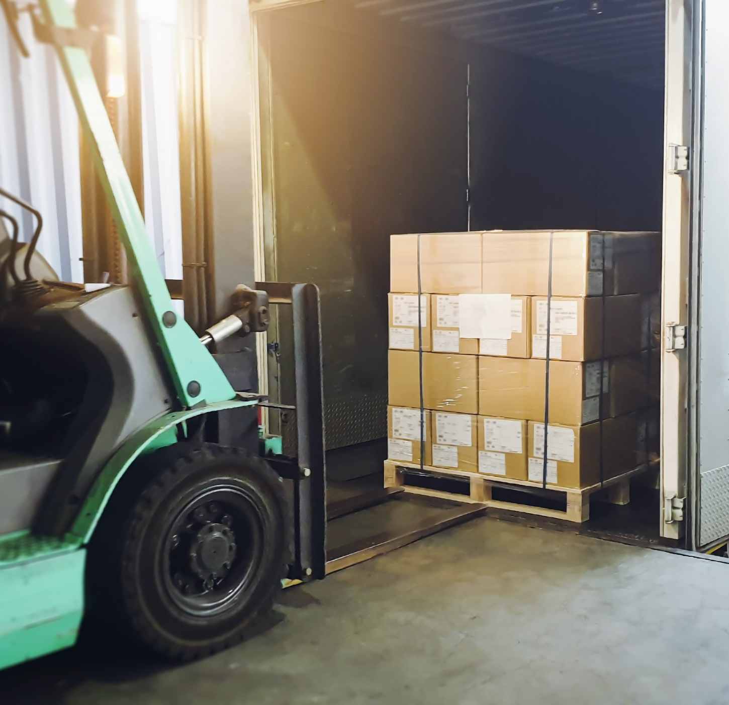 transpalette qui rentre une palette dans un camion