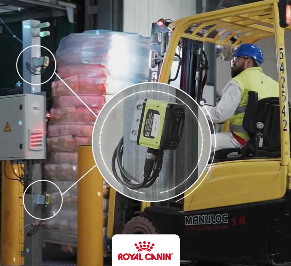 cariste qui passe devant scanner avant de charger dans le camion avec logo royal canin